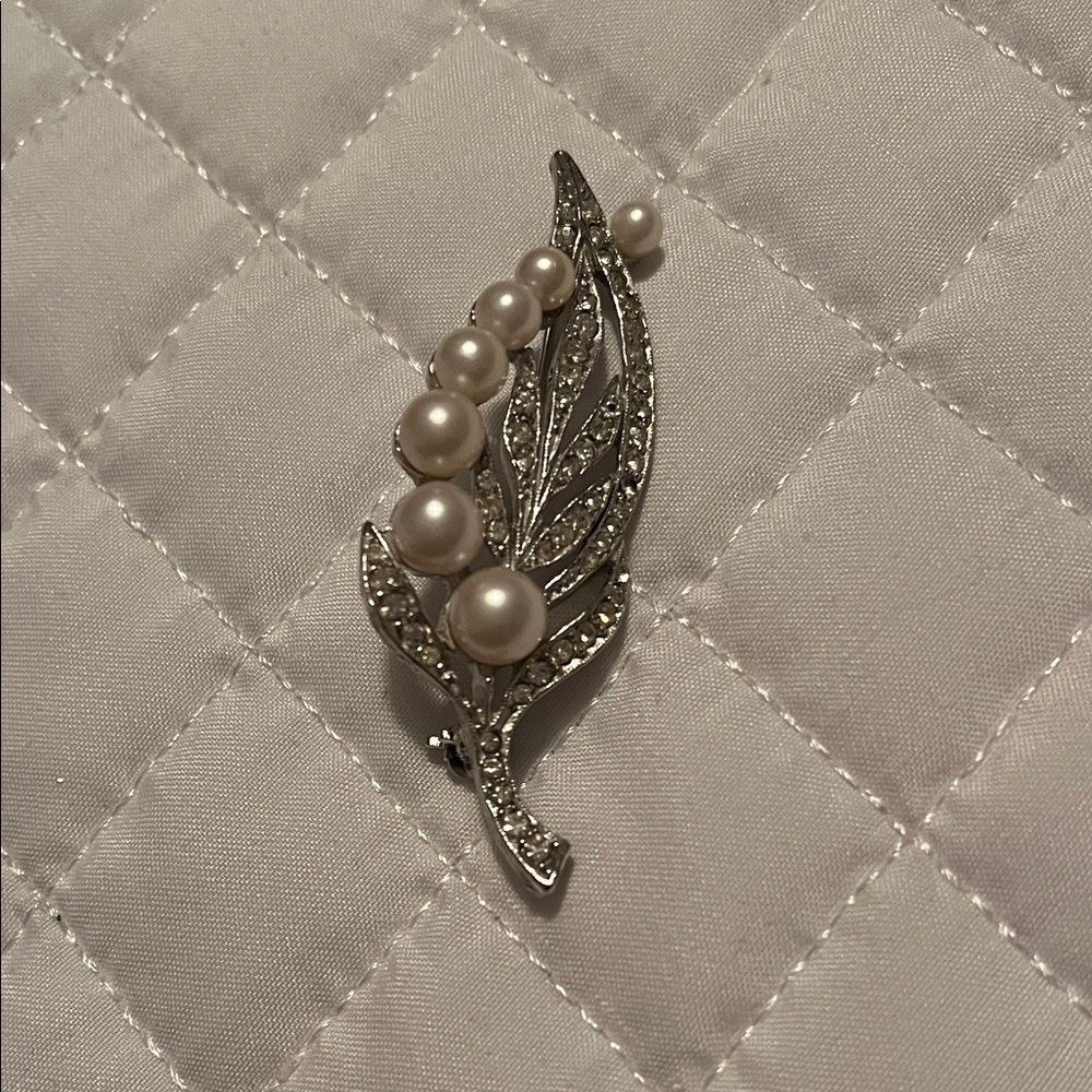 Vintage Elegant Silver and Pearl Leaf Brooch